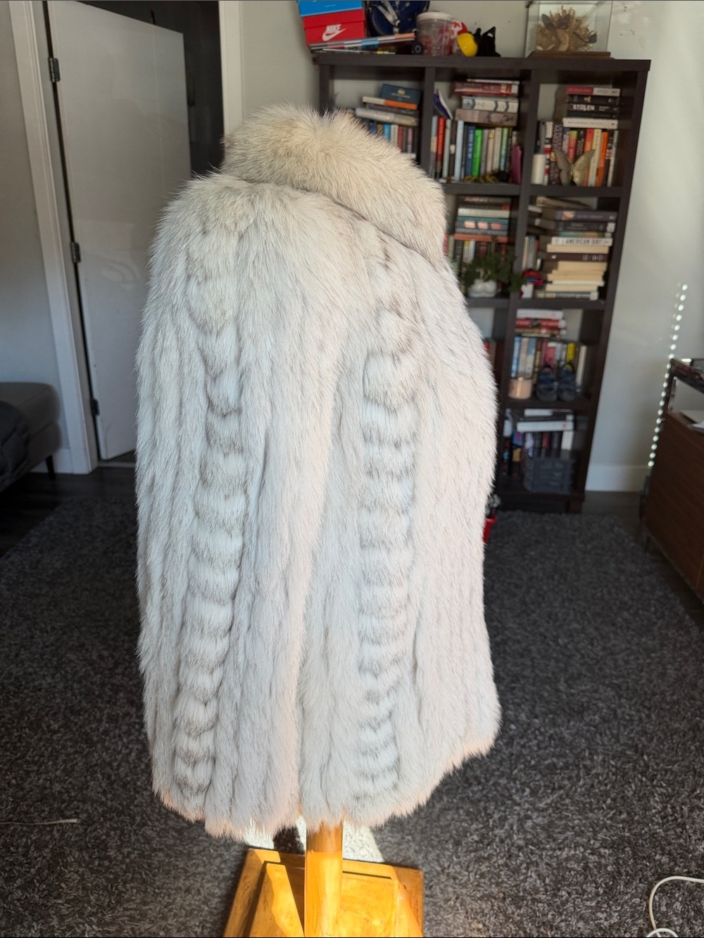Saga Fox Vintage 1980 Luxury Silver Fox Fur Coat - Picture 9 of 17